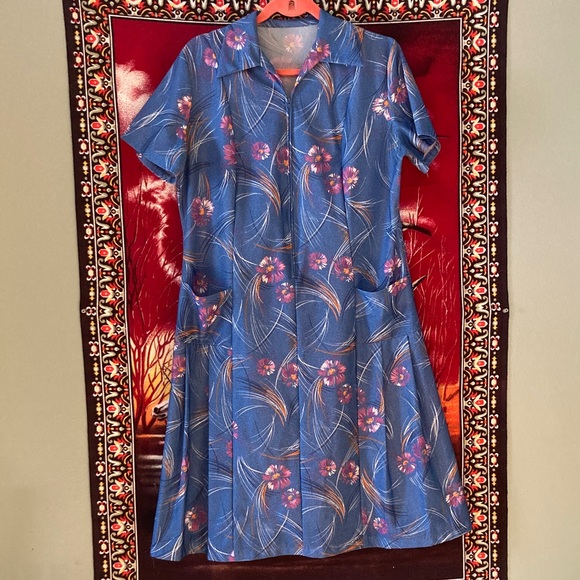 Vintage Dresses & Skirts - Vintage Blue Floral Zip-Front Midi Dress with Belt & Pockets